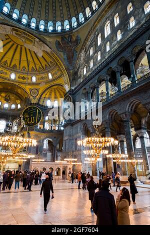Das Erdgeschoss und die Kuppel. Das Innere der Kirche, Moschee und jetzt Museum, Hagia Sophia in Istanbul, Türkei. Stockfoto