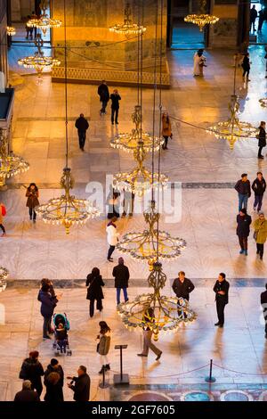 Hängende Kronleuchter über dem Erdgeschoss. Das Innere der Kirche, Moschee und jetzt Museum, Hagia Sophia in Istanbul, Türkei. Stockfoto