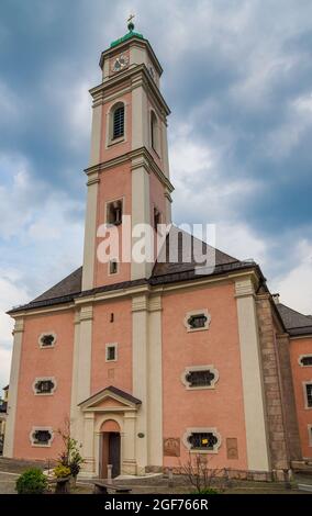 Die Pfarrkirche St. Andreas in Berchtesgaden in Bayern, Deutschland unter wolkenverwacklten Himmel im Frühling. Es wurde 1397 von den Bürgern der... Stockfoto