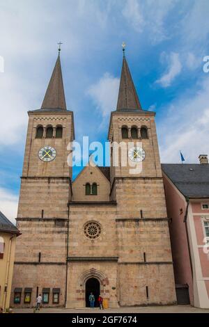 Schöner Blick auf die Stiftskirche St. Peter und Johannes der Täufer, die zum Gebäudeensemble des Königsschlosses in Berchtesgaden gehört,... Stockfoto