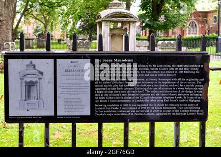 LONDON SOMERS STADT SAINT PANCRAS ALTE KIRCHE DAS SOANE MAUSOLEUM INFORMATIONSSCHILD Stockfoto