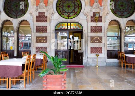 Das Restaurant am Bahnhof Sirkeci, der östlichen Endstation der berühmten Orient-Express-Zugstrecke. In Istanbul, Türkei. Stockfoto