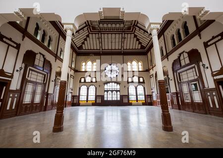 Der Wartebereich der Terminalhalle des Bahnhofs Sirkeci, der östlichen Endstation der berühmten Orient-Express-Bahnstrecke. In Istanbul, Türkei. Stockfoto
