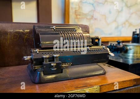 Ein antiker, alter Fahrkartenautomat im Museum am Bahnhof Sirkeci, der östlichen Endstation der berühmten Orient-Express-Zugstrecke. In Istanbul, T Stockfoto