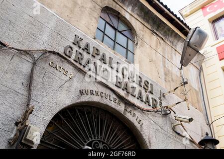 Der Kapalicarsi Grand Bazzar Eingang zur riesigen Einkaufspassage. In Istanbul, Türkei. Stockfoto