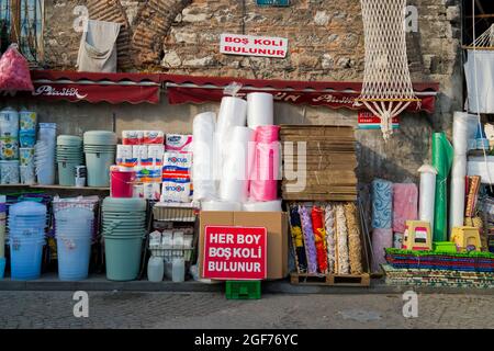 Eine typische lokale Trockenwarenverkäufer-Anzeige mit Plastikmüllkannen, Pappe, Toilettenpapier, einer Hängematte. An einem Stall, in der Nähe des berühmten Mısır Çarşısı einkaufen, Stockfoto