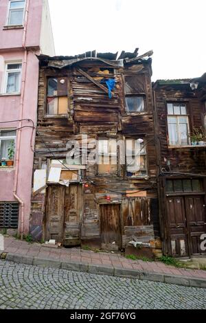 Ein Beispiel für ein typisches altes, armes, abgenutztes, auseinanderfallendes, unbemaltes, Holzverkleidet Wohngebäude in einer lokalen Nachbarschaft. In Istanbul, Türkei. Stockfoto