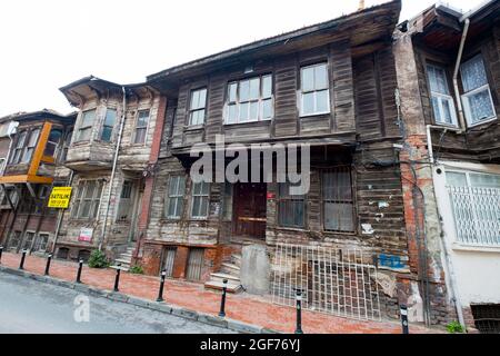 Ein Beispiel für ein typisches altes, armes, abgenutztes, auseinanderfallendes, unbemaltes, Holzverkleidet Wohngebäude in einer lokalen Nachbarschaft. In Istanbul, Türkei. Stockfoto
