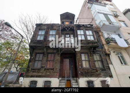 Ein Beispiel für ein typisches altes, armes, abgenutztes, auseinanderfallendes, unbemaltes, Holzverkleidet Wohngebäude in einer lokalen Nachbarschaft. In Istanbul, Türkei. Stockfoto