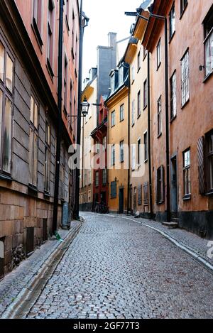 Stockholm, Schweden - 8. August 2019: Blick auf die leere, enge Kopfsteinpflasterstraße in Gamla Stan nach dem Regen ist die Altstadt eine der größten und besten vor Stockfoto