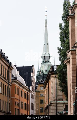 Stockholm, Schweden - 8. August 2019: Blick auf die leere, enge Kopfsteinpflasterstraße in Gamla Stan nach dem Regen ist die Altstadt eine der größten und besten vor Stockfoto