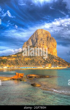 Calp Rock Spanien berühmtes Wahrzeichen von Penon de Ifach an der Costa Blanca Stockfoto