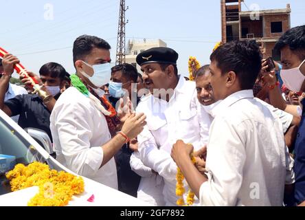 Beawar, Rajasthan, Indien, 24. August 2021: Sachin Pilot, der ehemalige stellvertretende Premierminister und Kongressführer von Rajasthan, wird von Parteiarbeitern bei seiner Ankunft in Beawar begrüßt. Kredit: Sumit-Samarwat/Alamy Live Nachrichten Stockfoto