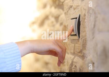Nahaufnahme einer Frau, die zu Hause das Licht anmacht Stockfoto