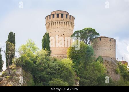 Brisighella, Ravenna, Emilia-Romagna, Italien. Schöne Aussicht von der mittelalterlichen Stadt und der Festung von Manfrediana Stockfoto