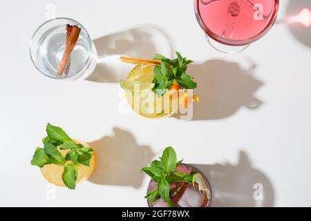 Verschiedene frische Sommercocktails, Limonade, Mai Tai, Mojito mit Limette auf weißem Hintergrund für eine festliche Party. Sommerurlaub Getränk. Blick von Stockfoto