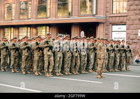 Kiew, Ukraine - 20. August 2021: Generalprobe der Militärparade anlässlich des 30. Unabhängigkeitstages der Ukraine. Die Bildung der Truppen auf Chreschtschatyk Stockfoto