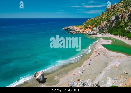 Blick auf den Strand von Preveli auf der Insel Kreta in Griechenland Stockfoto