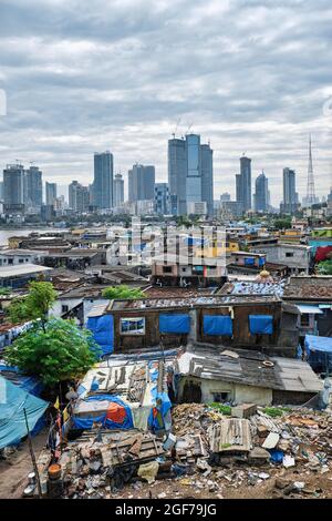 Blick auf die Skyline von Mumbai über Slums in Bandra Stockfoto