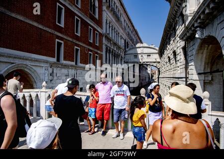 Foto vom 15. August 2021 von Besuchern, die Venedig, Italien, bereisen. Venedig wird eine Eintrittsgebühr für Besucher erheben, um zu verhindern, dass riesige Touristenmassen in die Stadt kommen. Die italienische Zeitung La Stampa berichtete am Wochenende, dass ein Maßnahmenpaket zur Kontrolle des Tourismus, Ab Sommer 2022 sollen Besucher dazu verpflichtet werden, im Voraus zu buchen, eine Gebühr zu zahlen und die Stadt über elektronische Drehkreuze zu betreten.die Eintrittsgebühr soll, je nach Saison, zwischen 3 und 10 Euro betragen. Foto von Robin Utrecht/ABACAPRESS.COM Stockfoto