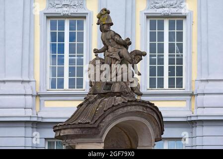 Skulpturengruppe auf dem ehemaligen Wachhaus vor der Markgrafenresidenz Ansbach, Mittelfranken, Bayern, Deutschland Stockfoto