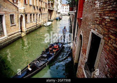 Foto vom 15. August 2021 von Besuchern, die Venedig, Italien, bereisen. Venedig wird eine Eintrittsgebühr für Besucher erheben, um zu verhindern, dass riesige Touristenmassen in die Stadt kommen. Die italienische Zeitung La Stampa berichtete am Wochenende, dass ein Maßnahmenpaket zur Kontrolle des Tourismus, Ab Sommer 2022 sollen Besucher dazu verpflichtet werden, im Voraus zu buchen, eine Gebühr zu zahlen und die Stadt über elektronische Drehkreuze zu betreten.die Eintrittsgebühr soll, je nach Saison, zwischen 3 und 10 Euro betragen. Foto von Robin Utrecht/ABACAPRESS.COM Stockfoto