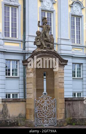 Ehemaliges Wachhaus mit Skulpturen vor der Markgravialresidenz, Ansbach, Mittelfranken, Bayern, Deutschland Stockfoto