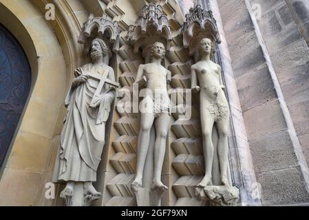 Skulpturen am Adams-Tor um 1230, der erste Dompatron Peter, rechts Adam und Eva, Bamberger Dom, Bamberg, Oberfranken Stockfoto