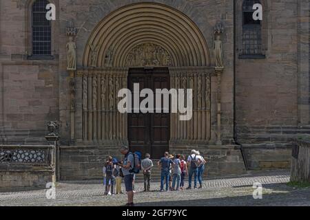 Touristen vor dem Fürstenportal um 1230, Bamberger Dom, Bamberg, Oberfranken, Bayern, Deutschland Stockfoto