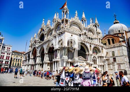 Foto vom 15. August 2021 von Besuchern, die Venedig, Italien, bereisen. Venedig wird eine Eintrittsgebühr für Besucher erheben, um zu verhindern, dass riesige Touristenmassen in die Stadt kommen. Die italienische Zeitung La Stampa berichtete am Wochenende, dass ein Maßnahmenpaket zur Kontrolle des Tourismus, Ab Sommer 2022 sollen Besucher dazu verpflichtet werden, im Voraus zu buchen, eine Gebühr zu zahlen und die Stadt über elektronische Drehkreuze zu betreten.die Eintrittsgebühr soll, je nach Saison, zwischen 3 und 10 Euro betragen. Foto von Robin Utrecht/ABACAPRESS.COM Stockfoto