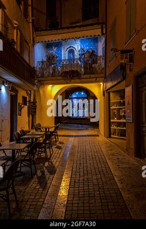 Straßen in der Altstadt, Collioure, Pyrenees-Orientales, Languedoc-Roussillon, Frankreich. Stockfoto