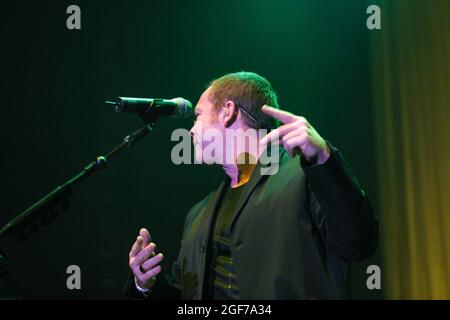 UB40 Konzert, Wembley Arena London, 9. November 2001- Lead Singer Ali Campbell Stockfoto