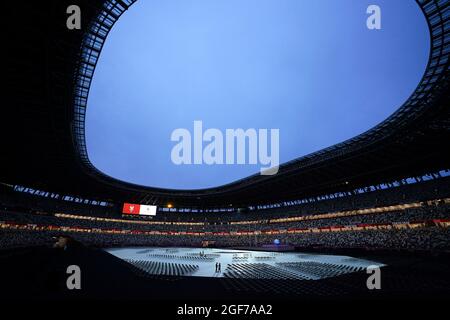 Tokio, Japan. August 2021. Paralympics: Eröffnungsfeier im Olympiastadion. Im leeren Stadion finden die letzten Vorbereitungen vor der Eröffnung statt. Kredit: Marcus Brandt/dpa/Alamy Live Nachrichten Stockfoto