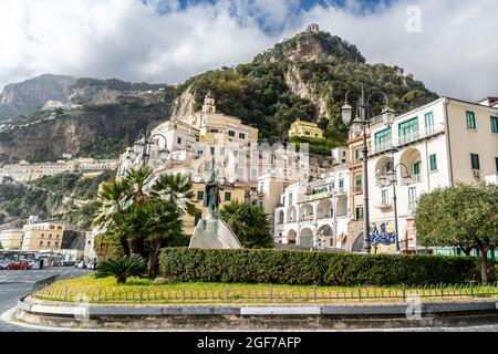 Amalfi, Kampanien, Italien, Februar 2020: Schöne Aussicht auf Amalfi vom Flavio Gioia Platz, mit Brunnen und Statue. Amalfiküste, Kampanien, Italien Stockfoto