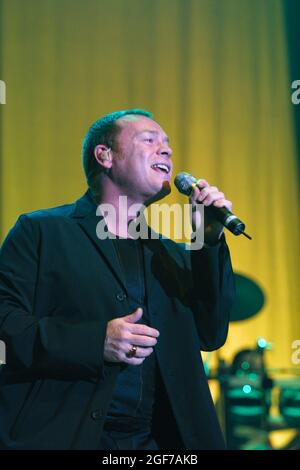 UB40 Konzert, Wembley Arena London, 9. November 2001- Lead Singer Ali Campbell Stockfoto