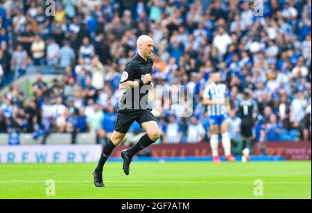 Schiedsrichter Anthony Taylor während des Premier League-Spiels zwischen Brighton und Hove Albion und Watford im American Express Stadium in Brighton, Großbritannien - 21. August 2021 - nur für redaktionelle Verwendung. Keine Verkaufsförderung. Für Football-Bilder gelten Einschränkungen für FA und Premier League. Keine Nutzung des Internets/Handys ohne FAPL-Lizenz - für Details wenden Sie sich an Football Dataco Stockfoto