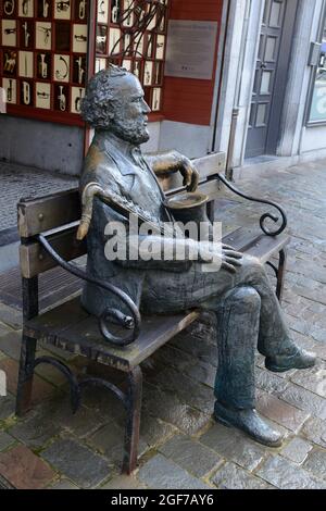 Skulptur von Adolphe Sax mit Saxophon vor seinem Geburtsort, Musiker und Erfinder des Saxophons, Dinant, Provinz Namur, Belgien Stockfoto