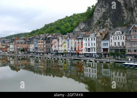 Vorderseite der Häuser in Dinant an der Maas, Provinz Namur, Wallonien, Belgien Stockfoto