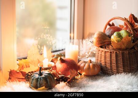 Herbst Gemütliches Stillleben mit Kürbissen, Girlande und Herbsternte auf Fensterbank zu Hause. Halloween. Stockfoto