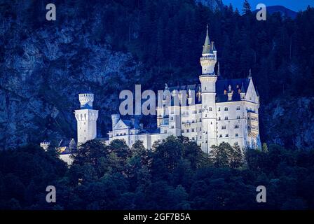 Beleuchtete Burg Neuschwanstein bei Nacht, Märchenschloss, Schwangau, Königswinkel, romantische Straße, Füssen, Ostallgäu, Allgäu, Schwaben Stockfoto