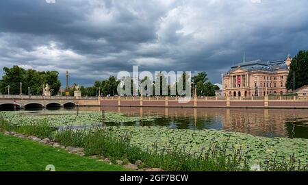 Burggraben mit der Burgbrücke an der Lennestraße und dem Landesmuseum in Schwerin, Schwerin, Mecklenburg-Vorpommern, Deutschland Stockfoto