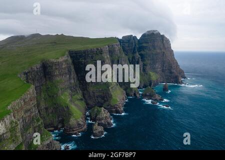 Luftaufnahme, Klippe von Beinisforo, Sud, Färöer-Inseln Stockfoto