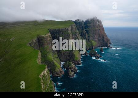 Luftaufnahme, Klippe von Beinisforo, Sud, Färöer-Inseln Stockfoto