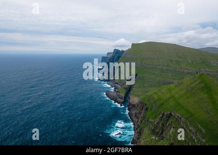 Luftaufnahme, Klippe von Beinisforo, Sud, Färöer-Inseln Stockfoto