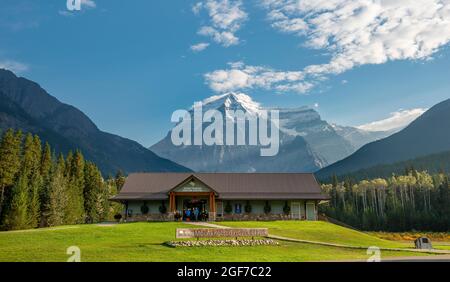 Mount Robson Visitor Center, Rückgipfel des Mount Robson, Mount Robson Provincial Park, Provinz British Columbia, Kanada Stockfoto