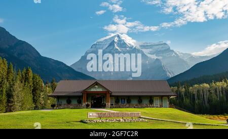 Mount Robson Visitor Center, Rückgipfel des Mount Robson, Mount Robson Provincial Park, Provinz British Columbia, Kanada Stockfoto