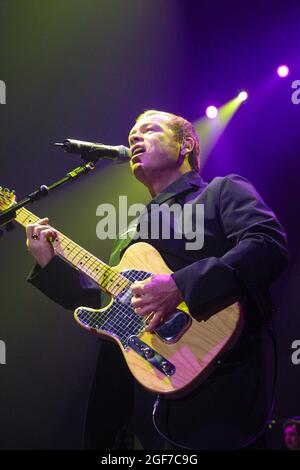 UB40 Konzert, Wembley Arena London, 9. November 2001- Lead Singer Ali Campbell Stockfoto