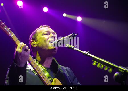 UB40 Konzert, Wembley Arena London, 9. November 2001- Lead Singer Ali Campbell Stockfoto