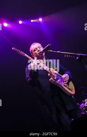 UB40 Konzert, Wembley Arena London, 9. November 2001- Lead Singer Ali Campbell Stockfoto