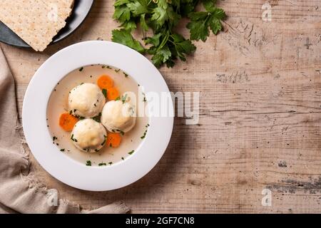 Traditionelle jüdische Matzoballsuppe auf Holztisch Stockfoto